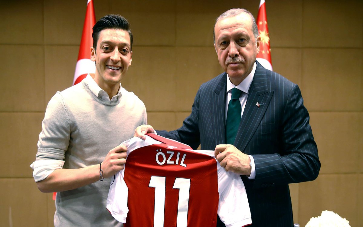 Incursiona Mesut Özil en la política turca | Video