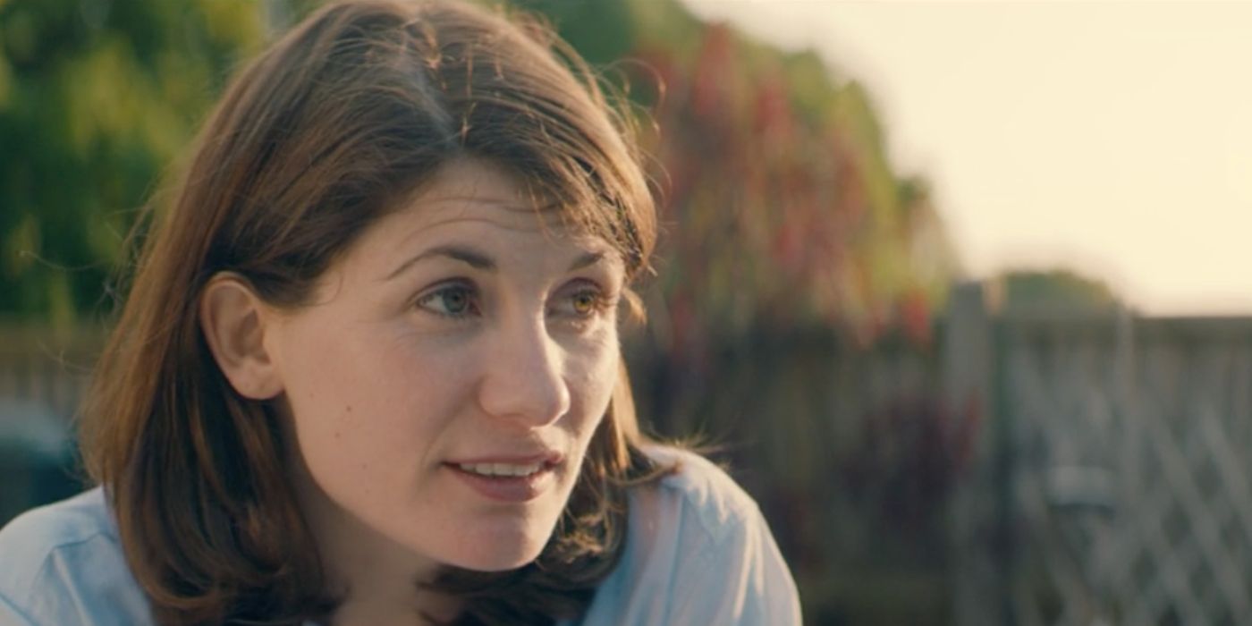 Jodie Whittaker como Beth en su jardín en Broadchurch