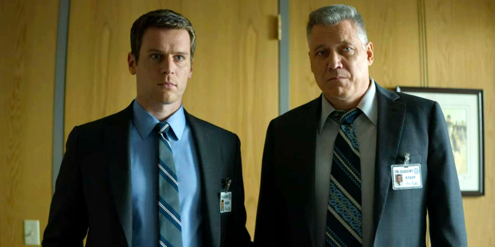 Holden y Bill tienen una reunión con el liderazgo del FBI en la temporada 2 de Mindhunter