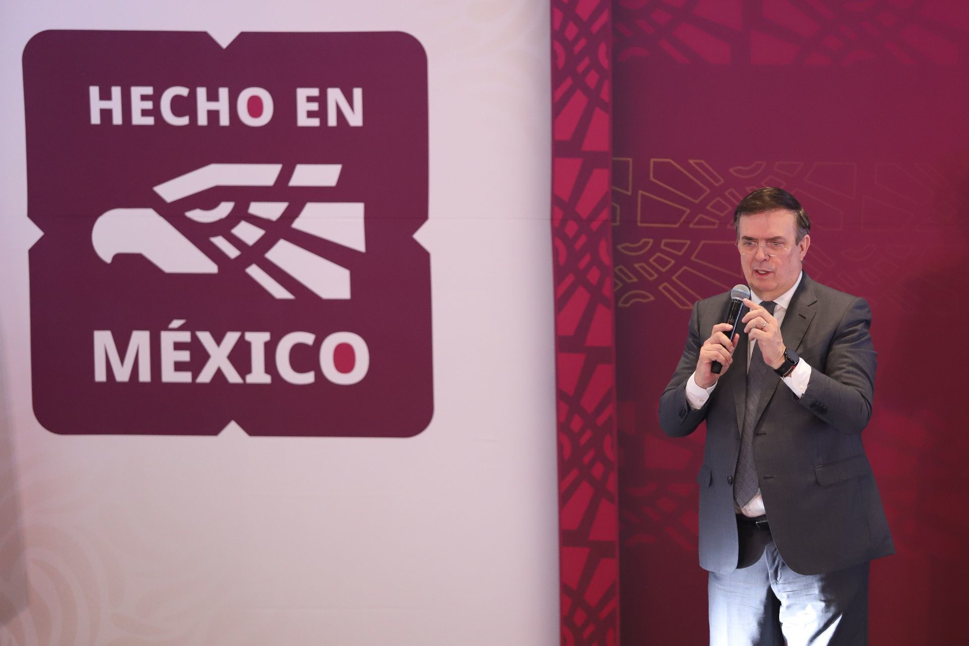 Lanzan sello 'Hecho en México' y 'Made in Mexico' para promover productos nacionales