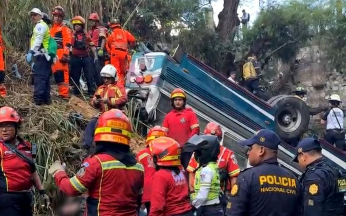 Reportan decenas de muertos tras desbarrancar camión en Guatemala