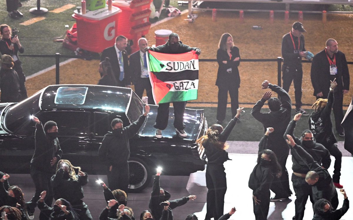 Super Bowl LIX: Irrumpe hombre con bandera palestina en el halftime show | Video