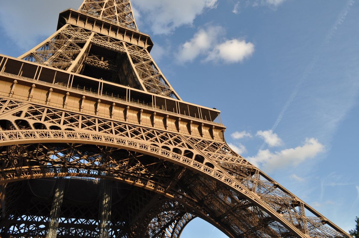 Turista mata a su bebé recién nacido al tirarlo por la ventana de su hotel en París