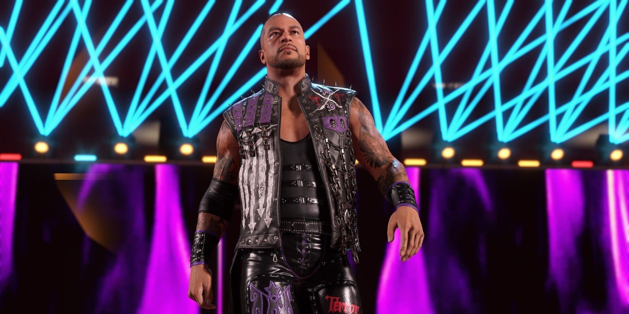 WWE 2K25 Wrestler caminando al escenario con chaleco en