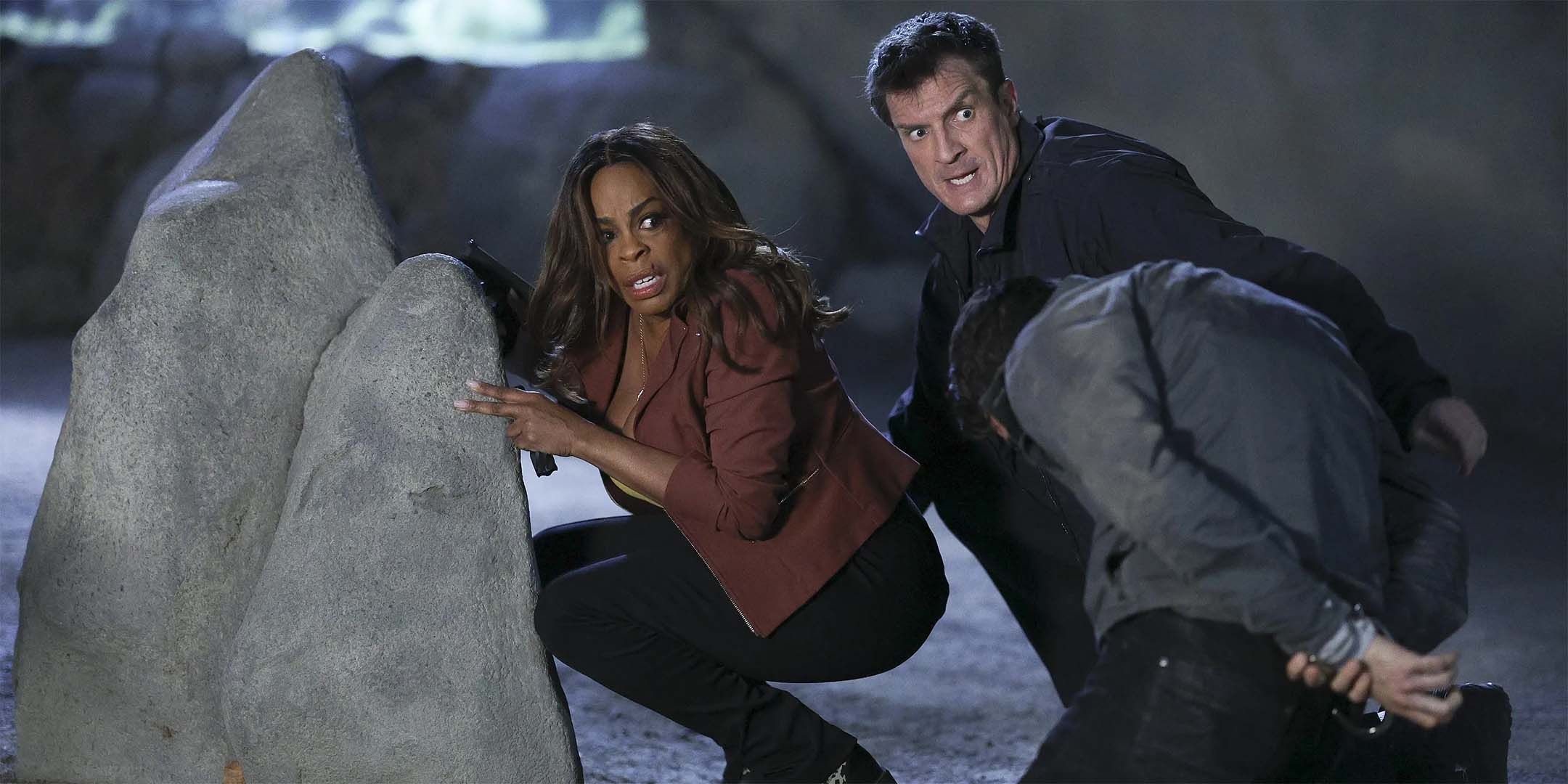 Niecy Nash y Nathan Fillion como Simone y John, luciendo asustados y en peligro