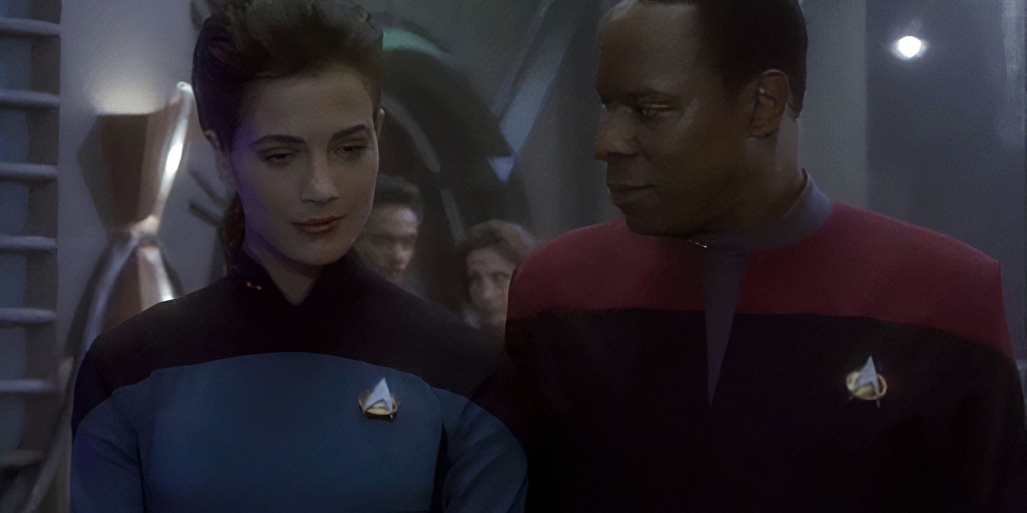 Lt Jadzia Dax (Terry Farrell) con uniforme de estilo TNG con el comandante Benjamin Sisko (Avery Brooks) en DS9 Emissary