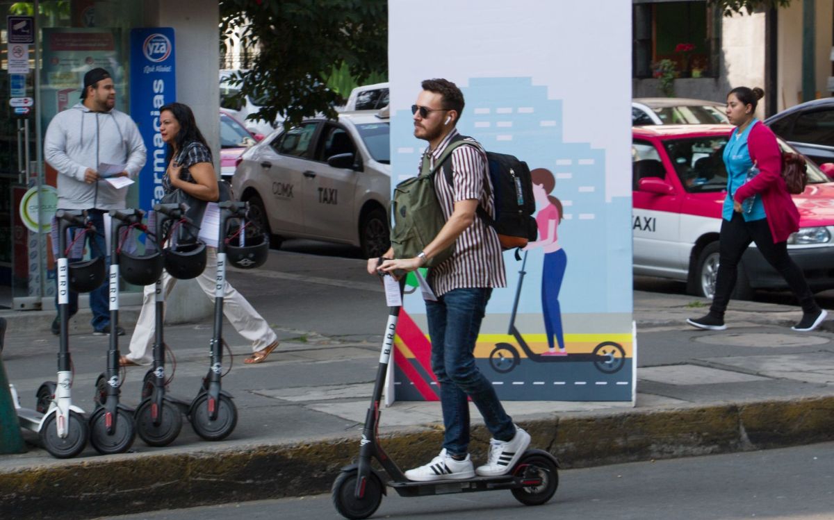 Brugada anuncia reformas para regular motos y scooters eléctricos en la CDMX