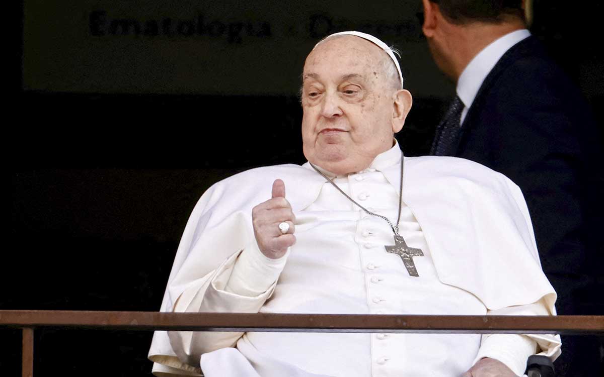 El médico que trató al papa: "Tuvimos que elegir entre dejarlo ir o probar con todo"