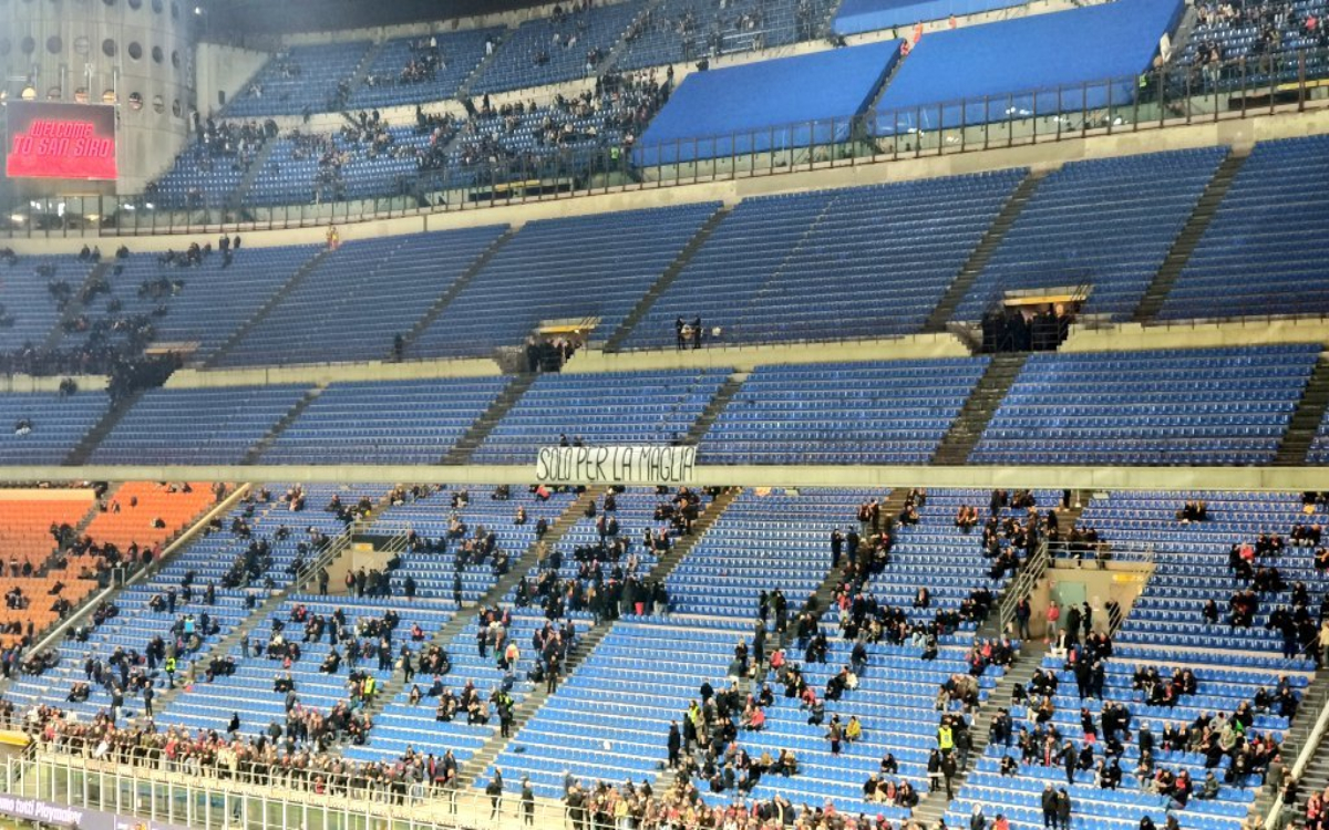 Manifiesta afición rossonera su descontento en San Siro | Video