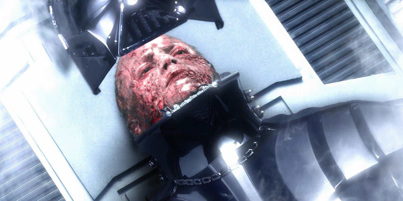 Darth Vader (Hayden Christensen) se sienta sobre una mesa mientras su casco se baja sobre su cabeza en Star Wars: Episodio III - Revenge of the Sith