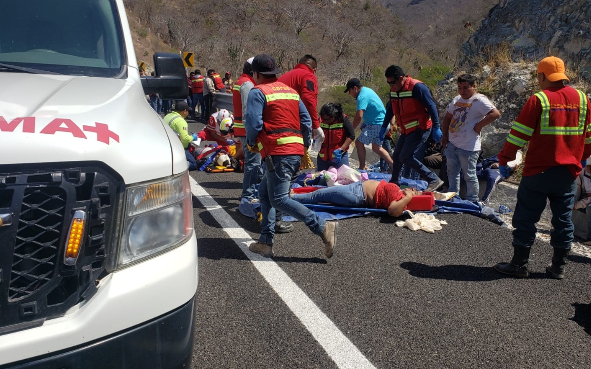 Suman 18 muertos por volcadura de autobús en Oaxaca