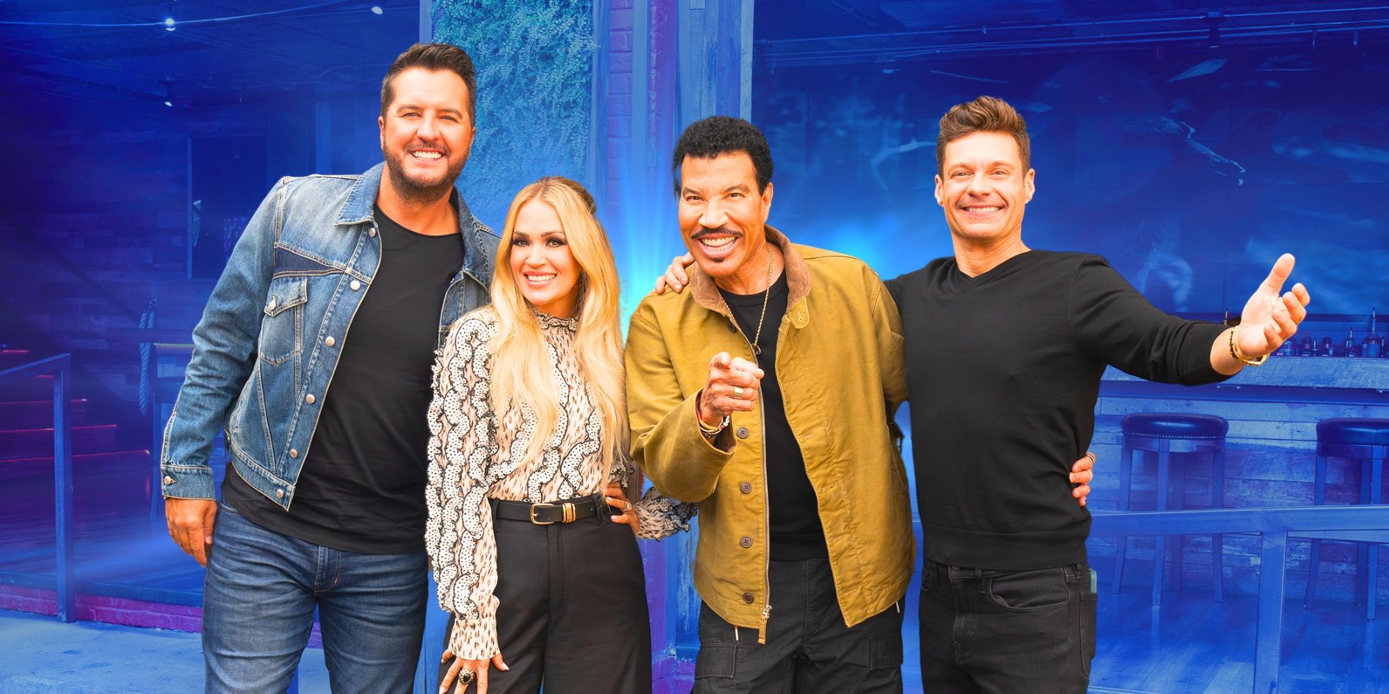 Luke Bryan de American Idol, Carrie Underwood, Lionel Richie y Ryan Seacrest sonríen mientras posan entre sí.