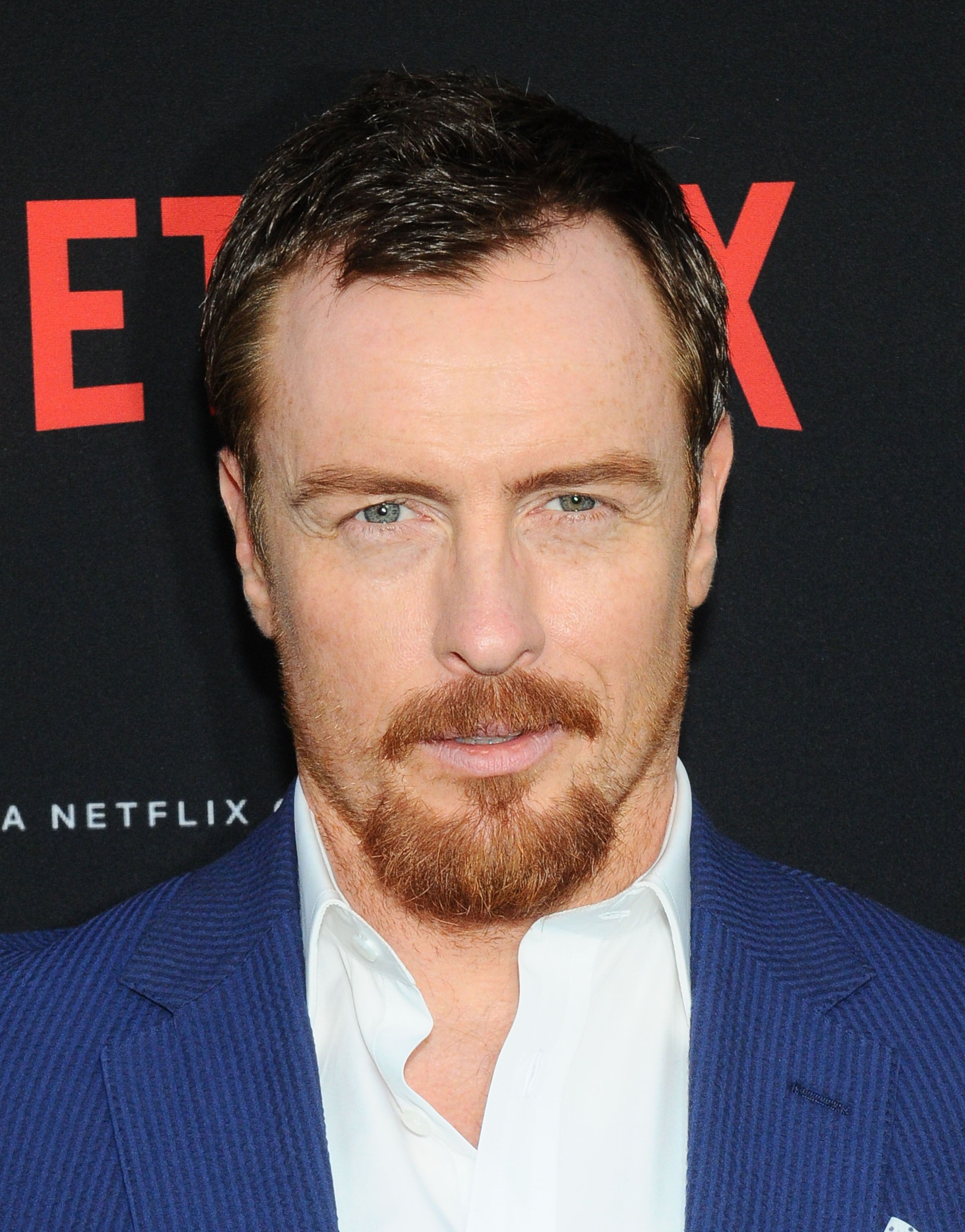 Tiro en la cabeza de Toby Stephens