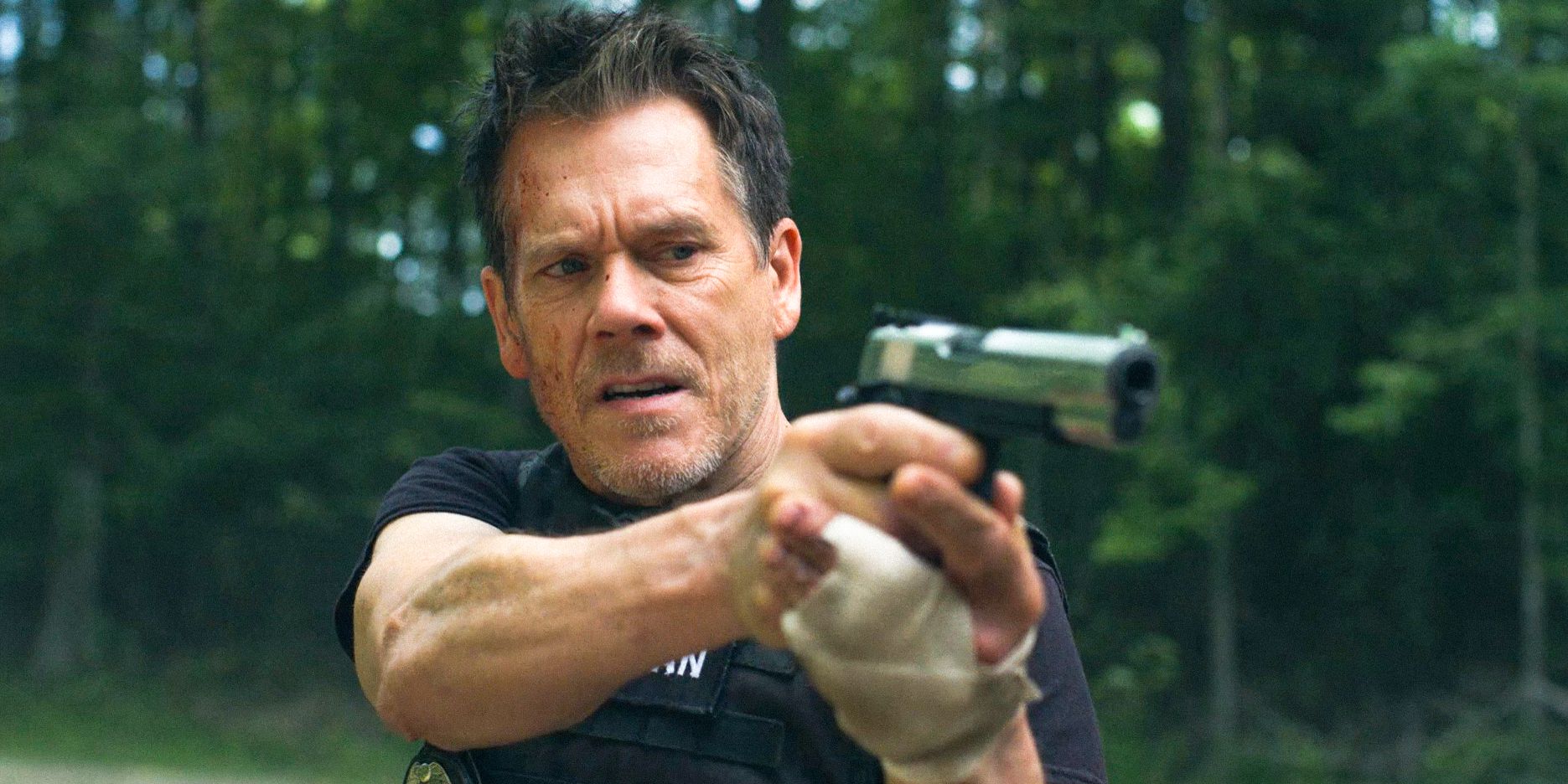 Hub Halloran (Kevin Bacon) agarrando una pistola en la temporada 1 de Bondsman