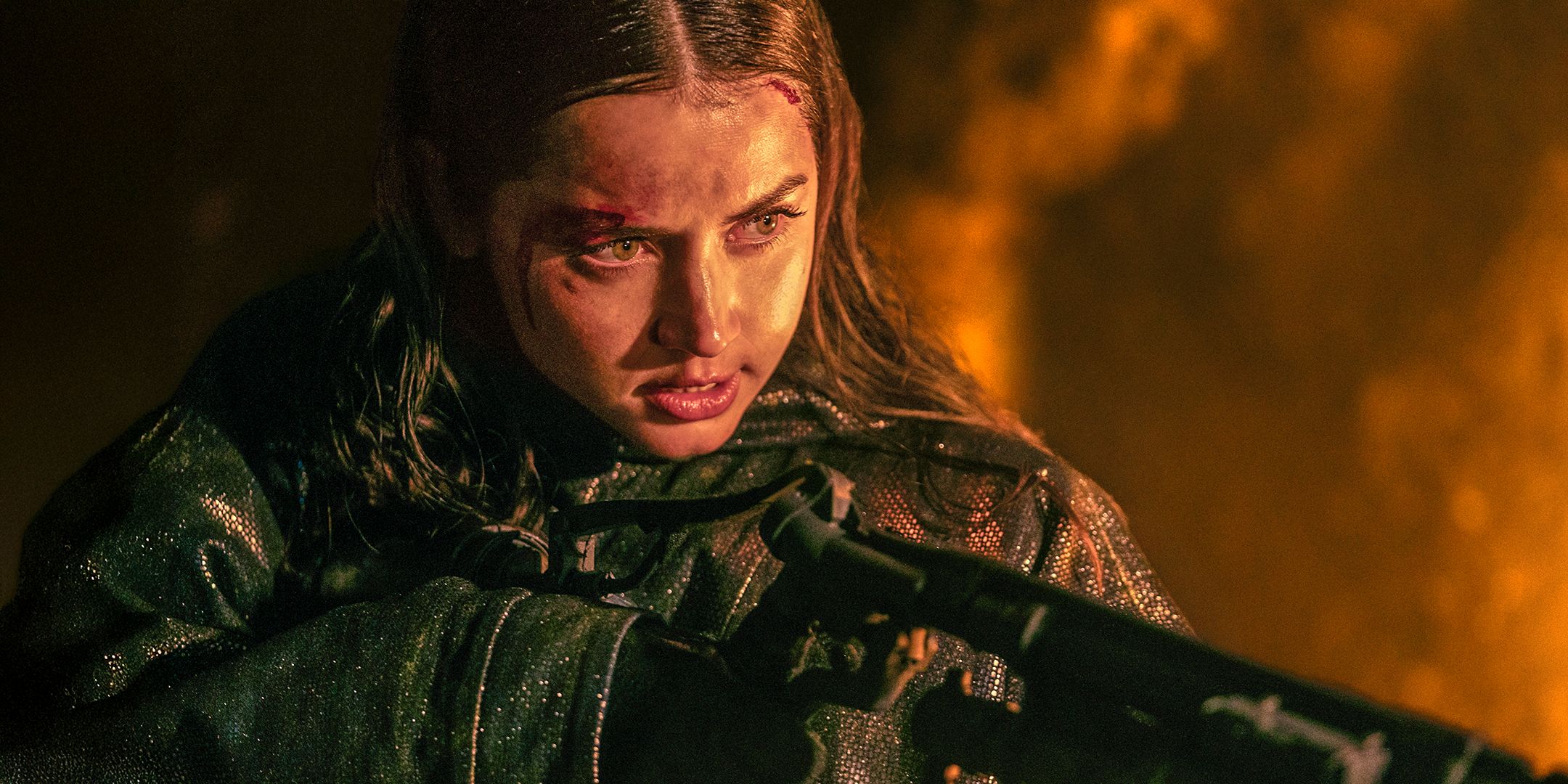 Las imágenes de la bailarina muestran a Ana de Armas empuñando un lanzallamas y tatuados