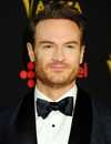 Tiro en la cabeza de Josh Lawson