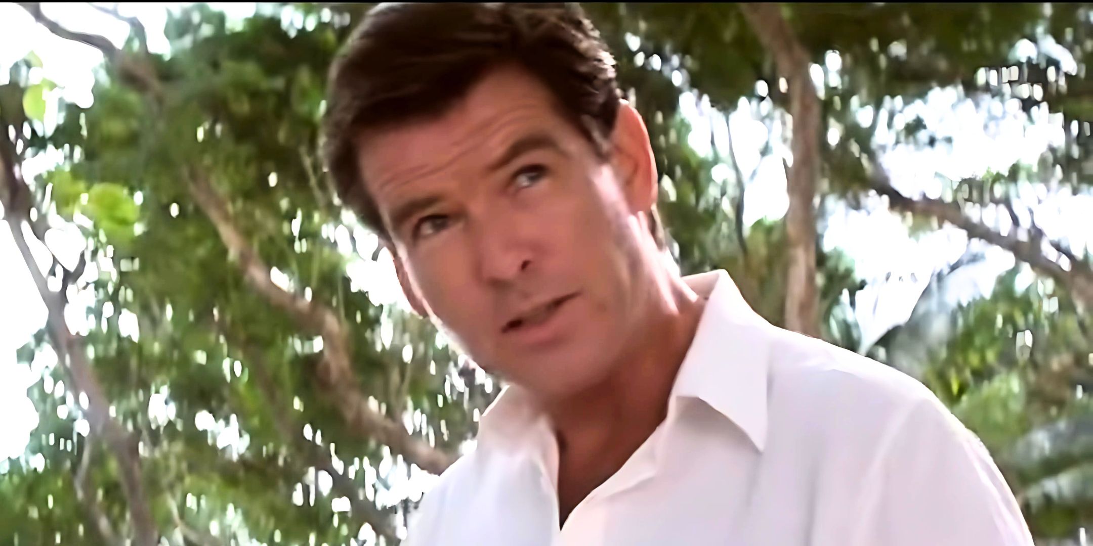 Mientras todavía era James Bond, Pierce Brosnan jugó otro espía Mi6 que no podría ser más diferente a 007