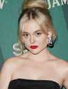 Tiro en la cabeza de Emily Alyn Lind