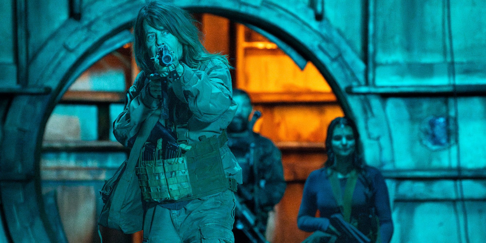 Linda Hamilton regresa a la ciencia ficción para terminar una raza alienígena y salvar a la humanidad en el primer avance del thriller de acción Osiris