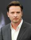Headhsot de Aden Young
