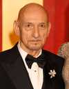 Tidado de la cabeza de Ben Kingsley en la fiesta Oscar de Vanity Fair 2024