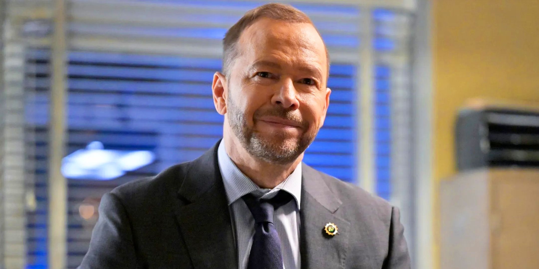 La estrella azul de Boston, Donnie Wahlberg, se burla de una aparición potencial de Tom Selleck en el spin -off de la sangre azul