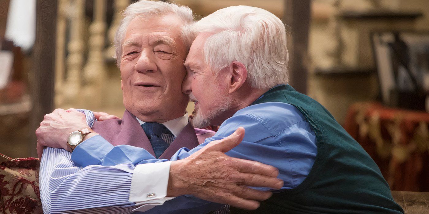 Ian McKellen como Freddie y Derek Jacobi como Stuart abrazándose felizmente mientras se sientan en el sofá en su sala de estar en viciosa.