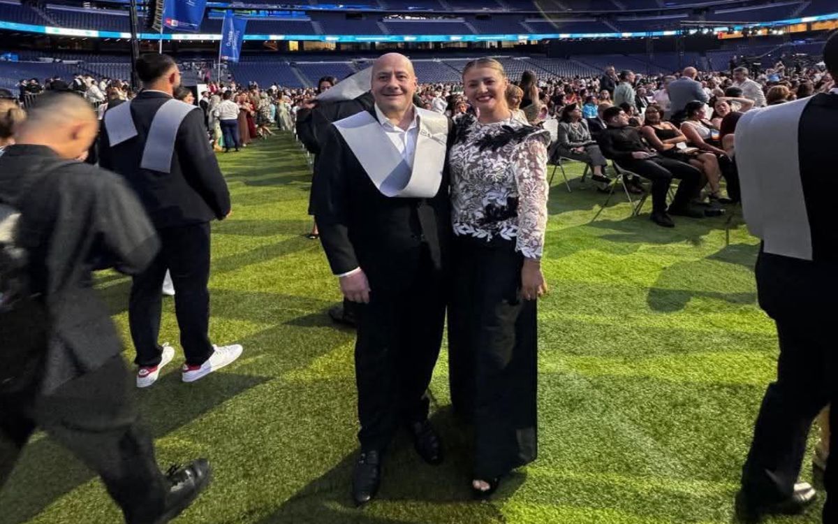 Exgobernador de Jalisco, Alfaro, se gradúa en Madrid en dirección de futbol