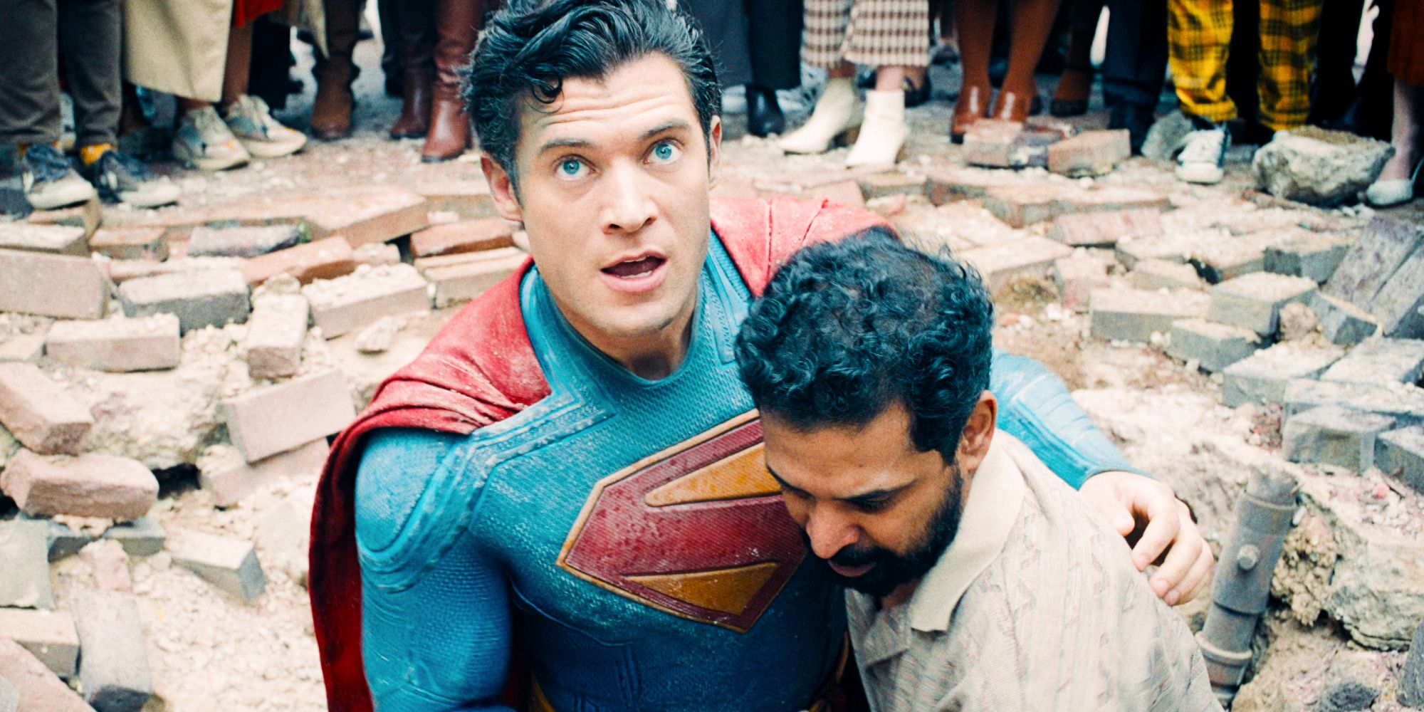 La escena de apertura de Superman donde el hombre de acero cae bromado por David Corenswet