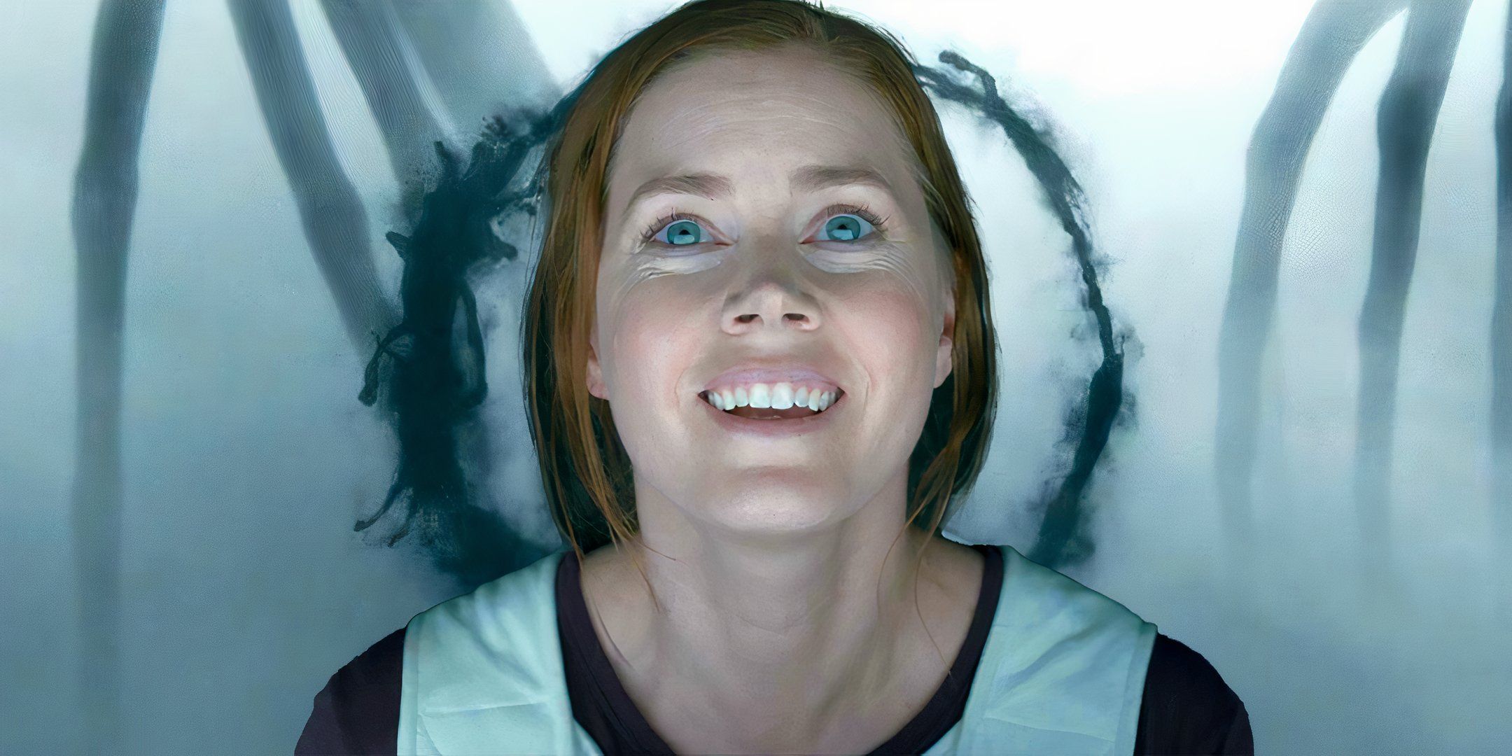 Amy Adams como Louise sonriendo contra el telón de fondo de las piernas alienígenas y el lenguaje a la llegada