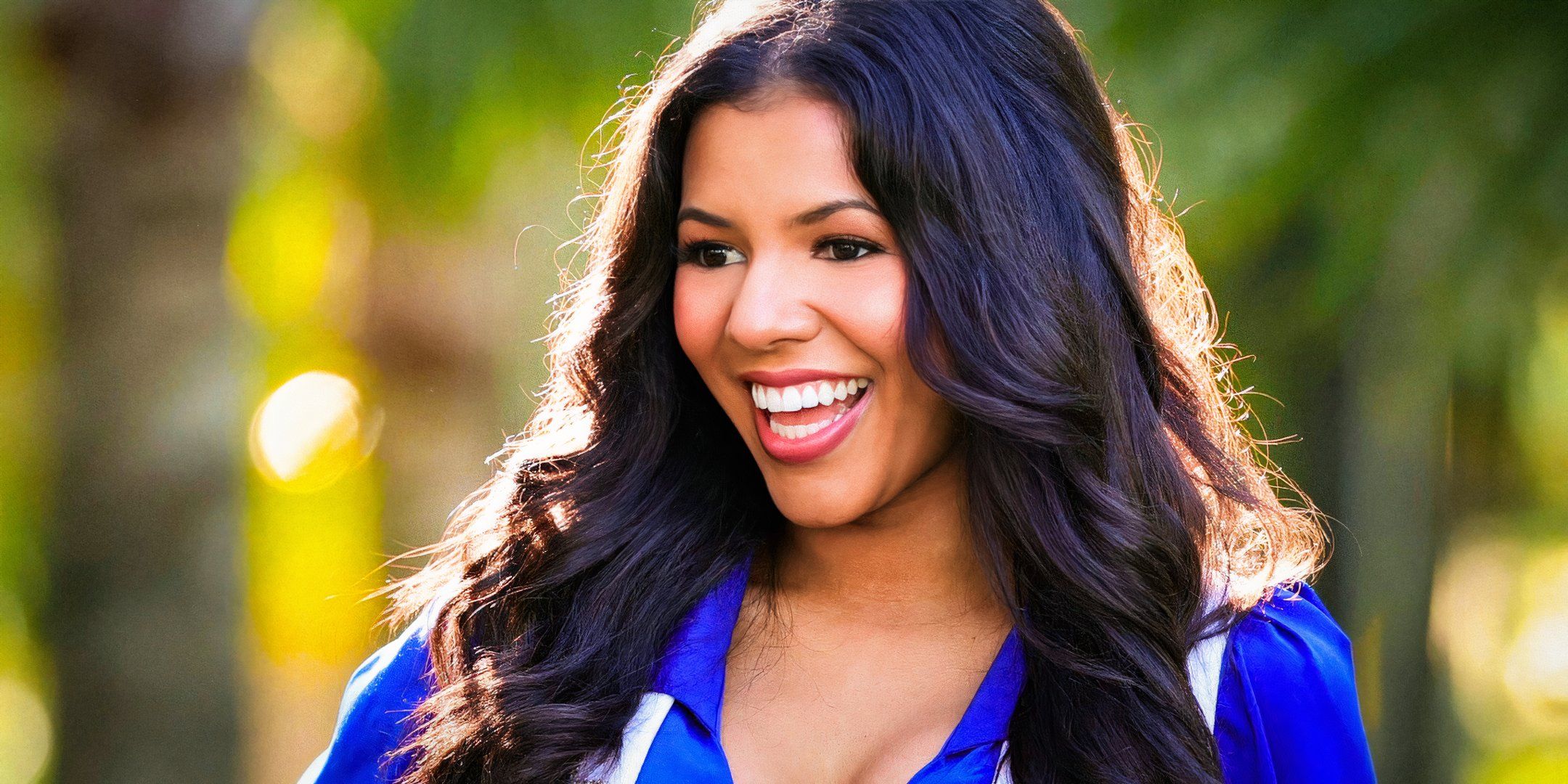 Chandi Dayle de los novios de los Estados Unidos Dallas Cowboys Cheerleaders sonriendo con su uniforme.