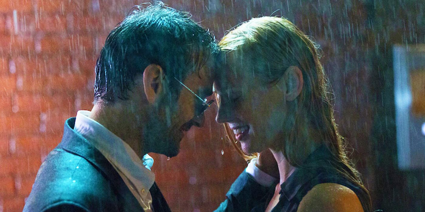 Matt Murdock y Karen Page bajo la lluvia en Daredevil Season 2