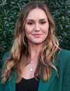 tiro en la cabeza de Erinn Hayes