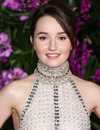 Disparo en la cabeza de Kaitlyn Dever en el estreno de Los Ángeles de 'Ticket to Paradise'