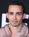Tiro en la cabeza de Robert Sheehan 