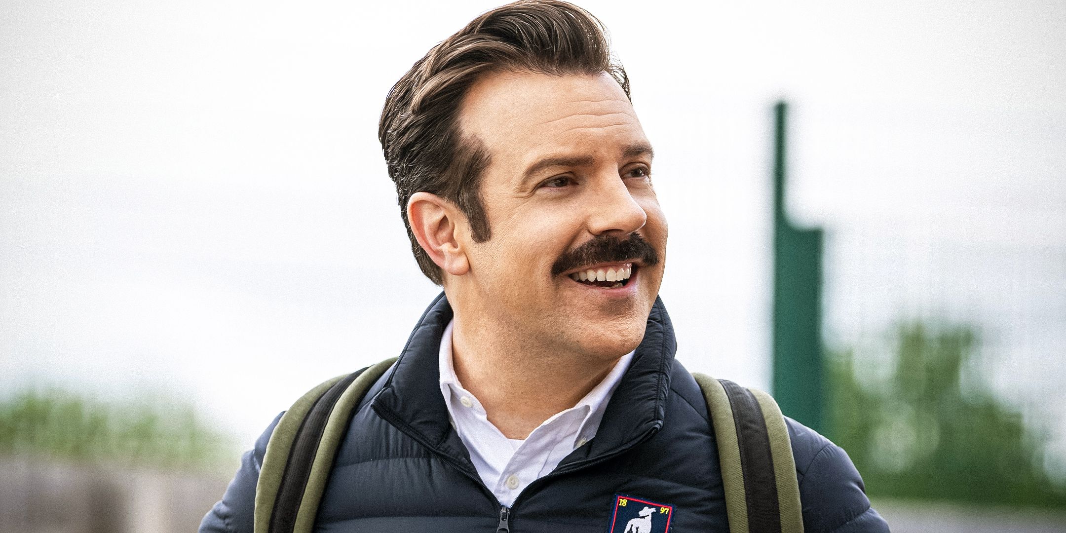 El emocionante trailer para el regreso de TV de Glen Powell revela el reemplazo de Disney Ted Lasso