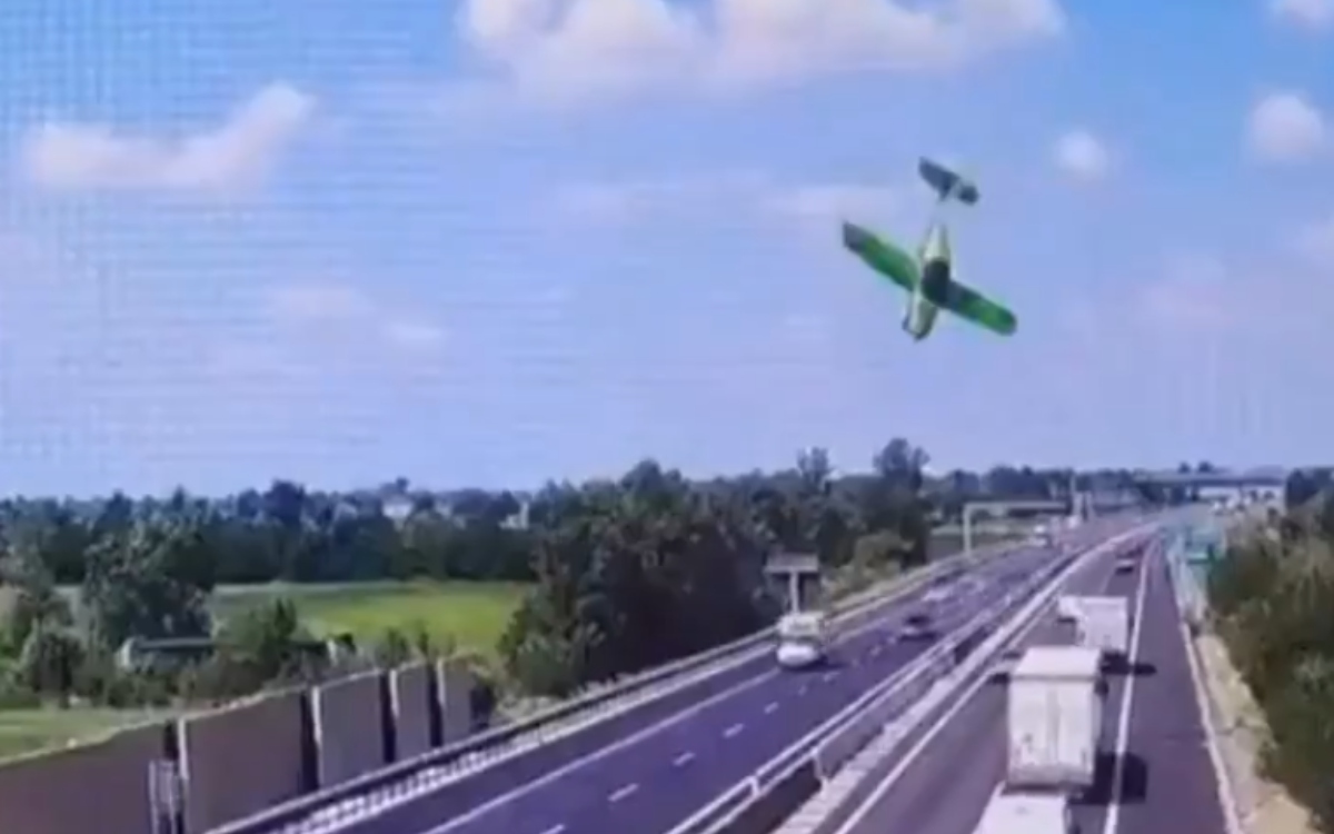 Avioneta cae en picada y se estrella en autopista de Italia; mueren dos personas | Videos