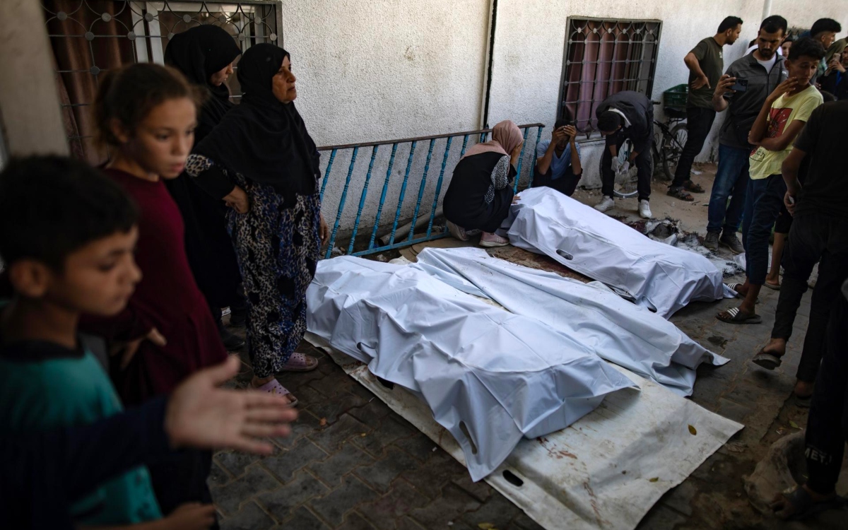 Bombas israelíes caen en la entrada de un hospital en Gaza y matan a 9 personas