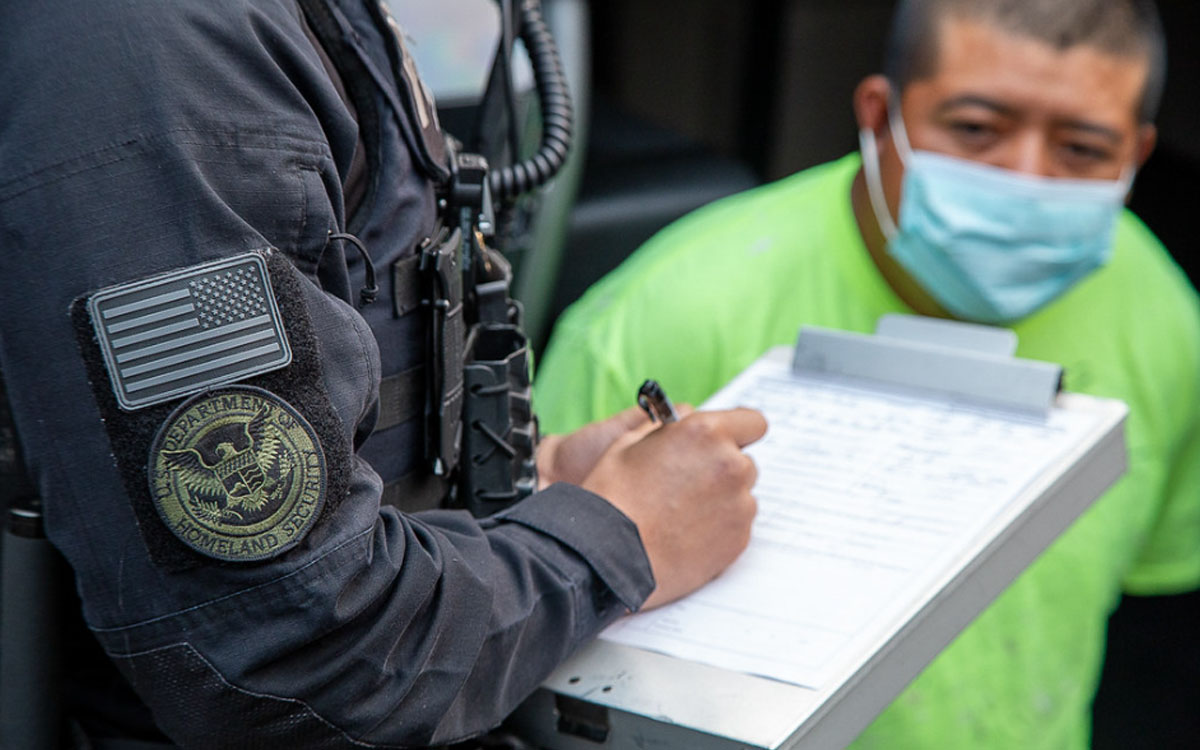 EU planea perseguir a las empresas que empleen migrantes indocumentados porque 'los explotan'