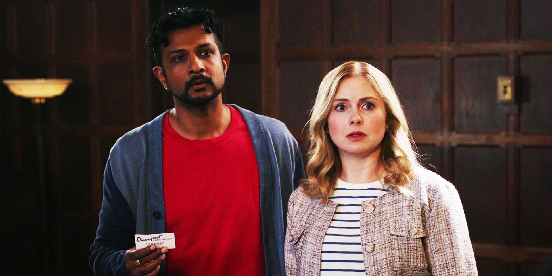 Jay y Sam en la temporada 3 de los fantasmas, luciendo juntos juntos
