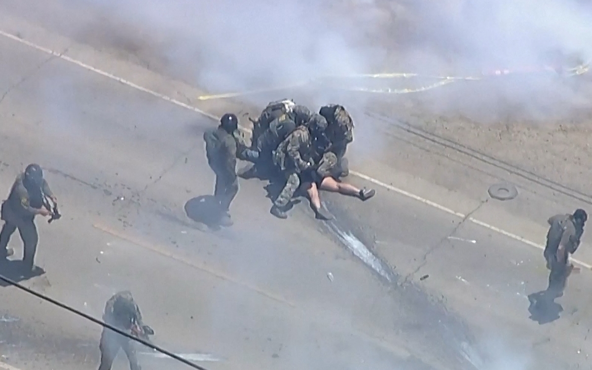 Gases y piedras: crece la violencia en redadas en California