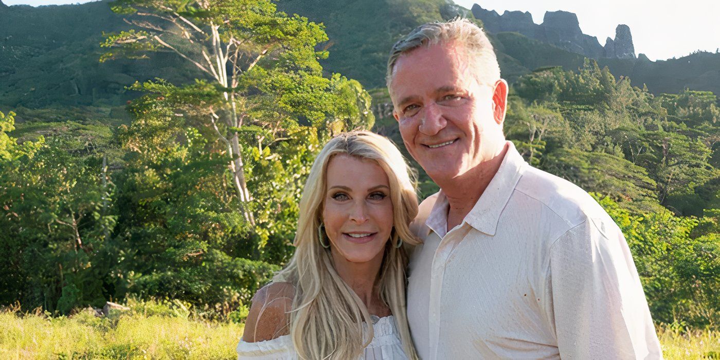 Joan Vassos y Chapple de Golden Bachelorette y Chapple sonriendo afuera