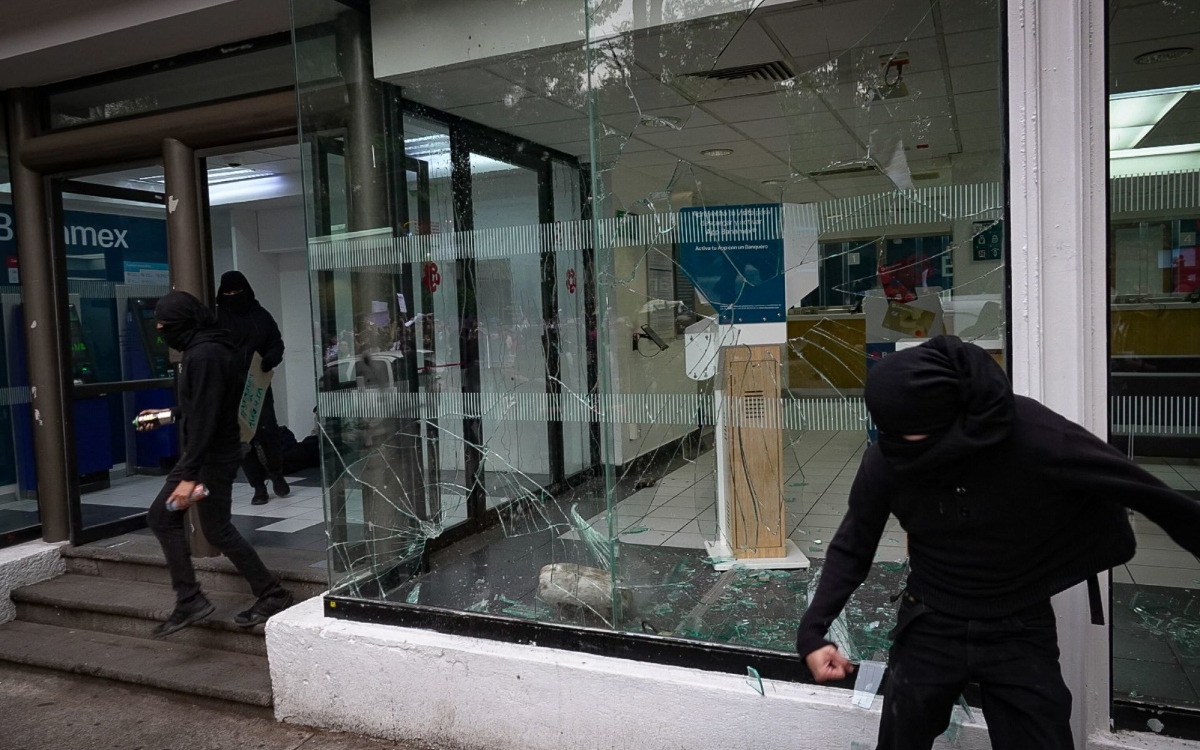 Marcha contra la gentrificación dejó 13 inmuebles con vidrios rotos; Brugada condena violencia