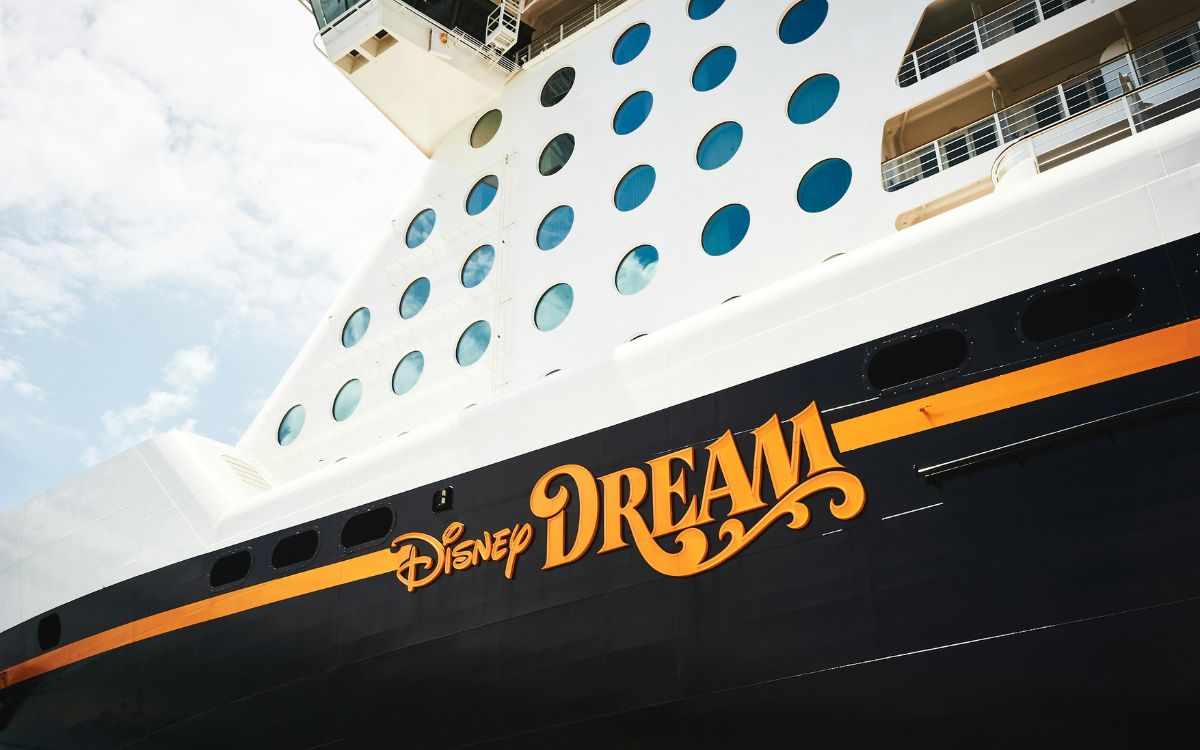 Padre salta desde un crucero de Disney para rescatar a su hija