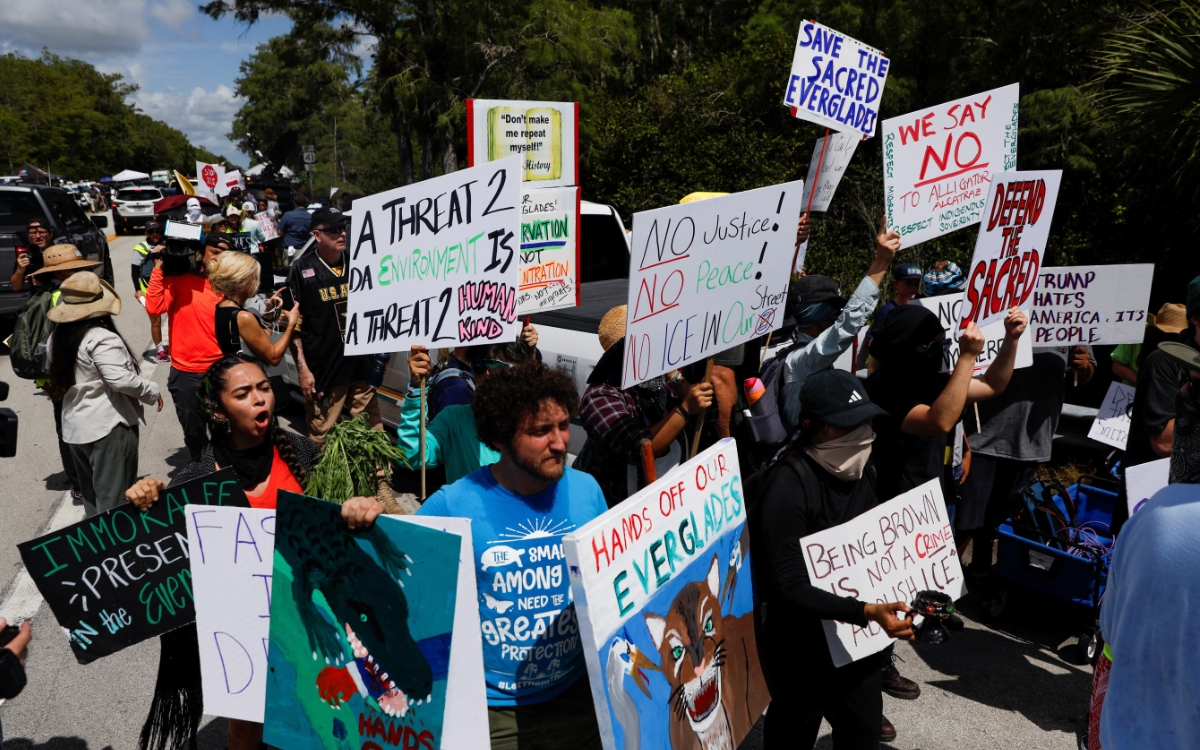 Protestas reciben a Trump durante su visita al centro Alligator Alcatraz para migrantes