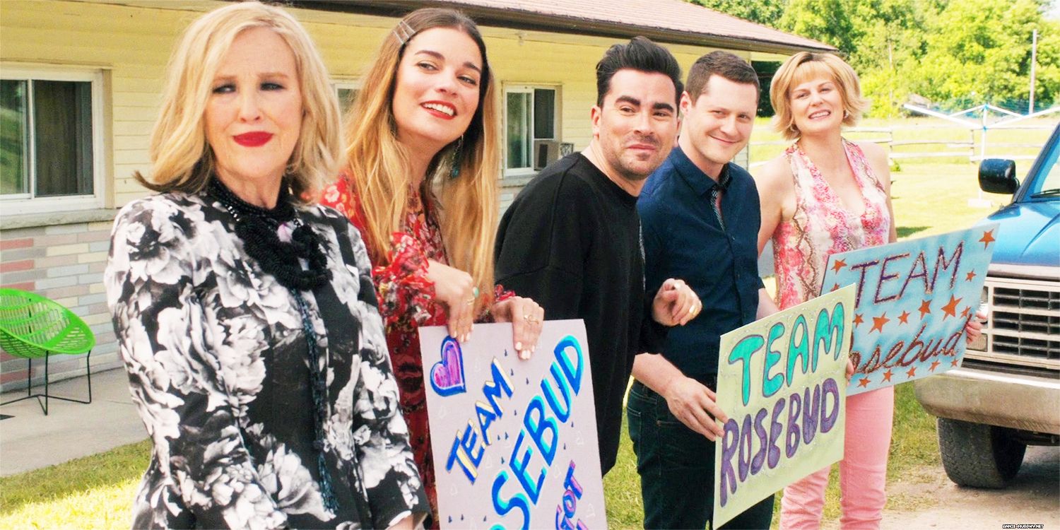 Schitt’s Creek Star aborda los rumores de Revival después de que Rosebud Motel Sign vuelve al set original