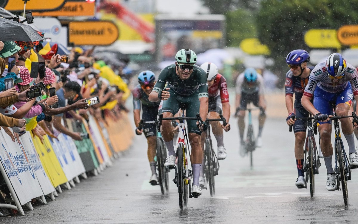 Tour de Francia 2025: Conquista Jonathan Milan la lluviosa y caótica Etapa 17 | Video