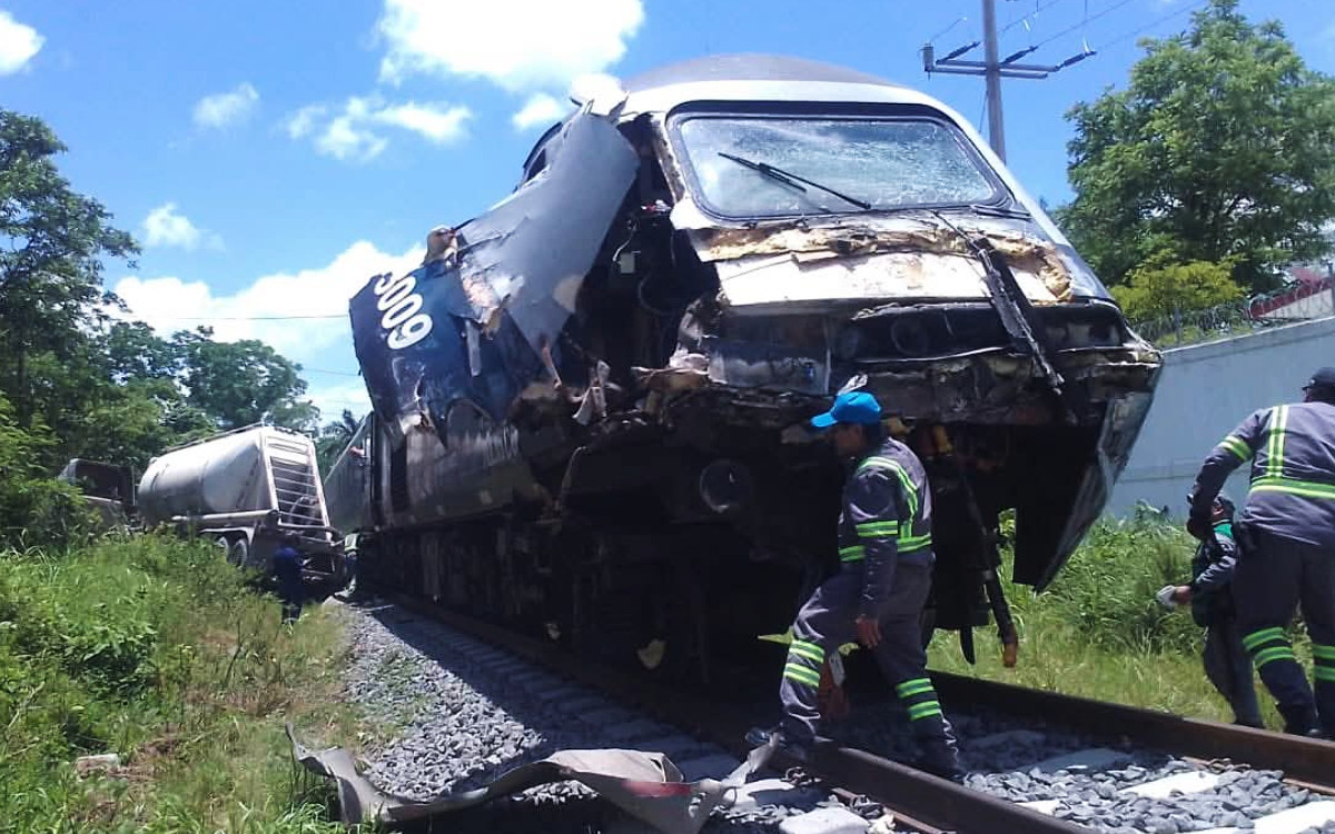 Tren Interoceánico choca con tráiler en Macuspana