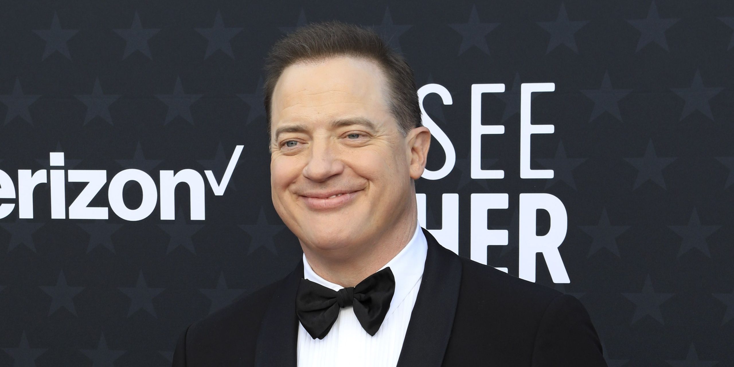 El avance de la familia de alquiler revela el primer papel principal de Brendan Fraser después de la victoria del Oscar