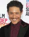 Tiro en la cabeza de Theo Rossi en los Premios Independent Spirit de la película 2023